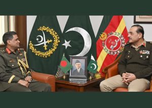 Pakistan’s army chief, General Asim Munir with Lieutenant General SM Kamrul Hassan, an officer in the Bangladesh military